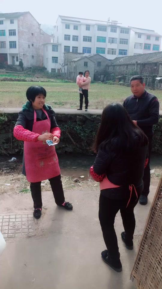 成功打入村里情报网,第一时间掌握村里八卦实情,站这里一上午了,不敢