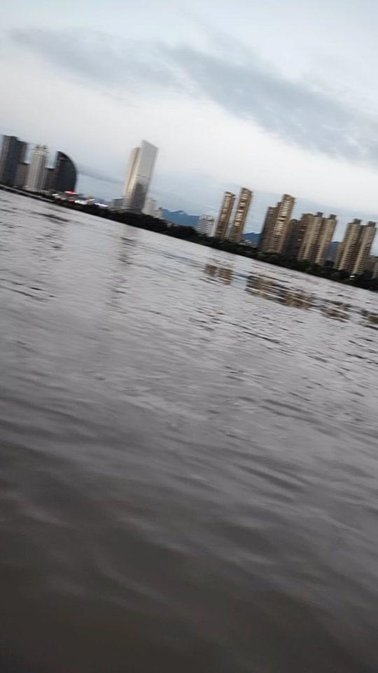 抽着烟,看着天,能活一天是一天.