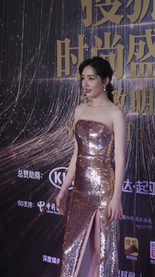 郭碧婷 身着金色高开叉抹胸礼服,这样的身材谁不羡慕呢#2019搜狐时尚