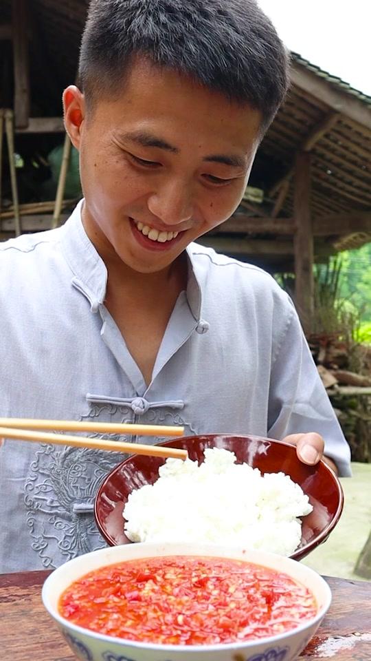 这次请来了我们村的辣王爷爷出场,这排场,右边的小