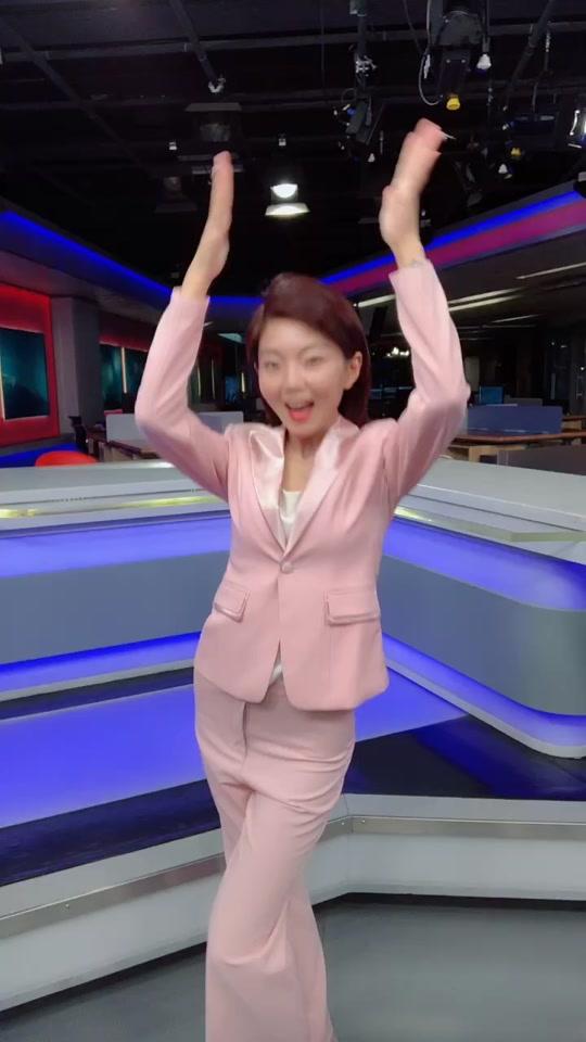 主持人晓雪 - 主持人晓雪抖音kol合作,广告报价,视频,直播,粉丝,联系