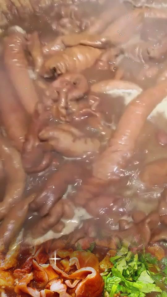 营业执照赛道文案素材 - 新手开卤煮摊必看！健康证办理流程 #卤煮火烧 #老北京卤煮火烧 #老北京卤煮火烧培训 #老北京卤煮火烧做法 #老北京卤煮 
开卤煮摊别忘办！健康证所有人都得有，带身份证空腹去办理，没证开店被查，关门到有证为止！
新手开卤煮摊别忘办！健康证是必须的，老板员工都得有！
别觉得摆摊小就不用办，卤煮现捞现切接触食材，没健康证就是违规。要是有人吃了出问题，或者被工商局检查，直接让你停业，得不偿失。
怎么办理？带身份证，空腹去疾控中心或妇幼保健院；部分地区免费，员工办理需提供营业执照复印件；照片有的现场拍，有的自带，按当地规定来。记住，健康证不是可有可无，是开卤煮摊的“通行证”，没它开不了店，办好了才能安心做生意！ - 北京小吃培训咨询作品