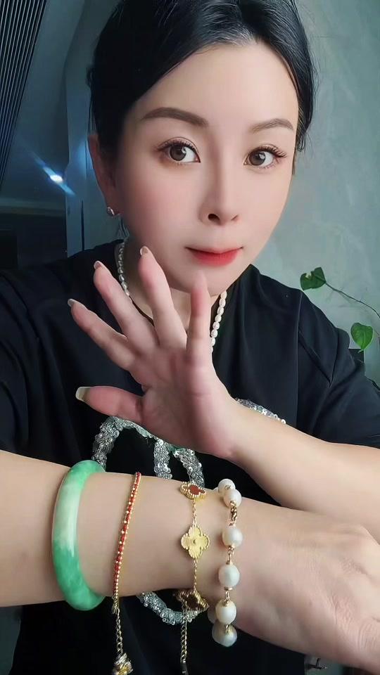 手链赛道文案素材 - 红色镭射双面戴,久戴不易褪色 买手链最头疼,戴没多久就褪色发黑,还容易过敏。
这款钛钢珐琅红色镭射手链,主打高保色!
钛钢基底搭配珐琅工艺,不容易氧化掉色,日常洗手做家务不用摘
#高保色手链 #钛钢珐琅手链 #红色镭射手链 #女士百搭手链 #轻奢配饰 - 安丽子进口菲律宾作品