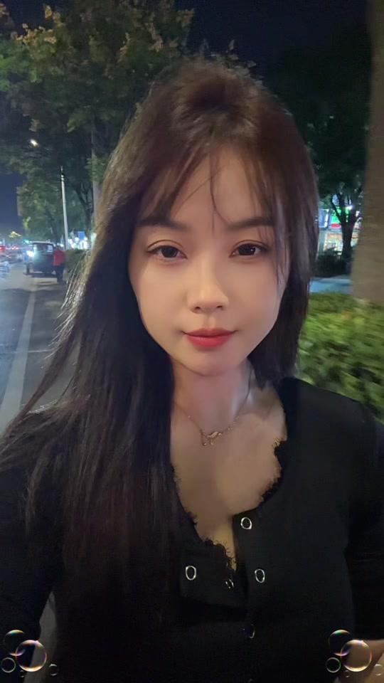 情感咨询赛道文案素材 - 面 对 离 婚、金 星 这 样 说…不 管 是 老 、情 人、还 是 追 你 的 男 人、在 你 需 要 的 时 候、没 有 陪 在 你 身 边、马 上 可 以 换 掉 了……
女 入 有 没 有 婚 外 情？取 决 于 她 的 男 人！男 人 有 没 有 婚 外 情 ？取 决 干 有 没 有 机 会……
不 要 去 痛 恨 第 三 者、正 是 第 三 者、证 明 了 一 杨 经 不 起 考 验 的 爱 情！其实女入很敏感！你爱不爱她、她一眼就能分辨出来、只不过有的装 傻、有的目欺 欺人、有 的妥屈求全、有的决定和你一起演！
选爱人不需要多标准、关于爱情、真正的爱情一定是 双 方的、他计较的不是我付出多少得到多少！而是我对自己妥协了多少……女人要什么？在物质和一个傻傻对她好的男人面前、大部分女入还是会选择对她好的男人！别说 她走 了是因 为你 没 钱！当 初是 她在 你没 钱的 时候选 择了你！也许 更多的 时候 多问 问自已！你有没有给她足够的踏实感和安全感？很多时候 女人的离开都是因为没有足够的安全感、让她觉得不踏实、看不到希望！任何女人都有一颗想被保护的心、女强人不过是 隐藏了脆弱的一面而己！请你好好呵护身边爱你的女人，不要让她独立到让人心疼，再强势的女人、遇到喜欢的男人也会柔情以水#情感共鸣 #婚姻 #女性成长 #情感 #婚姻到底能带给女人什么 - 十一作品