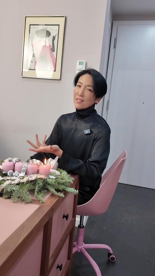 手链赛道文案素材 - 谁说珠宝一定要精致？这套Lapponia真的太狠了！ ✨芬兰 **Lapponia**｜星球大战同款系列安排上！✨ 
这套我真的太爱了。
来自芬兰的 Lapponia，
那种北欧特有的粗犷、冷感、力量感，
一眼就很不乖，很有态度⚡️ 
🪐 手镯是原版星球大战同款
🪐 项链、手链、戒指我搭配了类似款
不是一模一样，但气场完全统一 
我特别喜欢这样去玩珠宝：
✔️ 不追求“成套”
✔️ 重在风格呼应
✔️ 金属线条 + 结构感 = 直接拽起来 
新的一年，真的想跟你们说一句：
💎 珠宝不要再沉睡了
💎 戴出来，拽出来，用力表达自己 
不需要等特殊场合，
日常、黑衣、简单造型，
加上这一套——
人立刻不一样。 
如果你也喜欢
⚔️ 星球大战那种未来感
⚔️ 强烈线条感的珠宝
⚔️ 有力量、有态度的美 
那 Lapponia 真的值得被玩起来。 
新一年，
让珠宝替你说话✨ 
#Lapponia #星球大战同款 #北欧珠宝 #金属系穿搭 #珠宝搭配 #新年戴新态度 #Vintage银饰 - Chen’sFlavor|晨·味作品