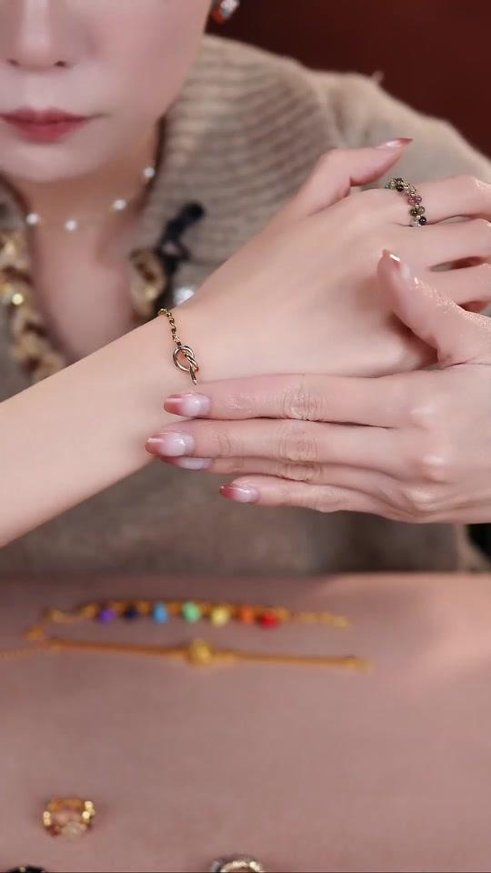 手链赛道文案素材 - 小米粒百搭手链，上班日常都好搭配 #百搭手链 #宝藏饰品大公开 #配饰分享 - 芭乐BALE作品