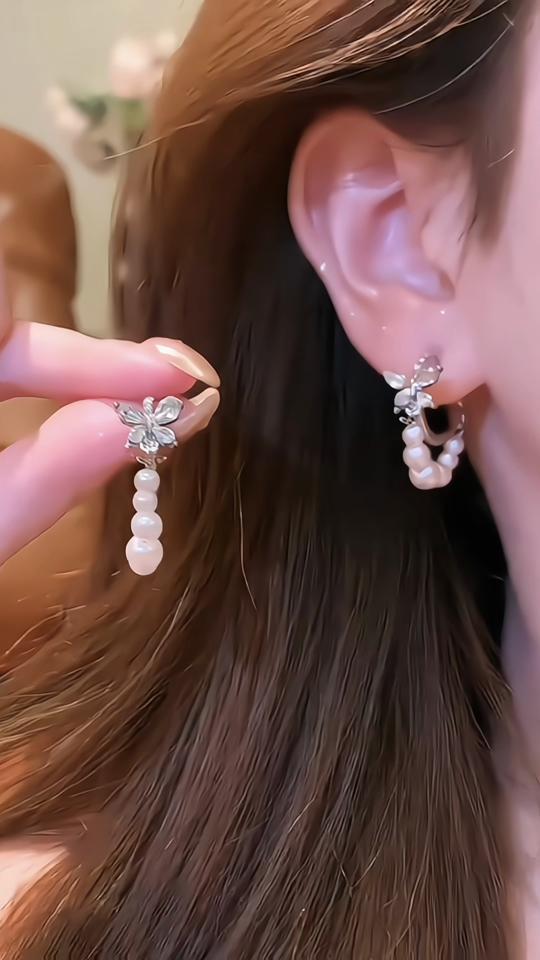 耳饰赛道文案素材 - 有运费险 适合春夏搭配的蝴蝶珍珠耳环，上耳轻奢又显高级，小小的很精致，上班日常都可以佩戴，真的谁戴谁好看。春天到了，给自己安排一对吧！#精美耳饰 #时尚耳饰 #蝴蝶耳饰 #高级感百……版本过低，升级后可展示全部信息 - 郭芳爱尔兰（橱窗）作品