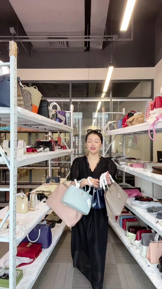 二手奢侈赛道文案素材 - 普拉达今天任性了#二奢 #奢侈品 #二手奢侈品 #奢侈品包包 #普拉达 - 廷姐奢品日记作品