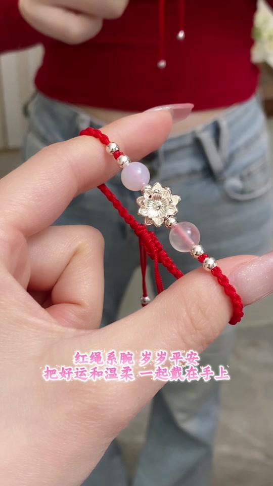 手链赛道文案素材 - 谁懂啊！这条红绳手链也太显白了吧！上手直接封神！ 红绳+玉珠+银莲花，颜值和寓意都拉满，日常通勤或约会都能hold住！！！#小众饰品 #饰品搭配不能少 @抖音小助手 - 灰公主·ins风尚标作品