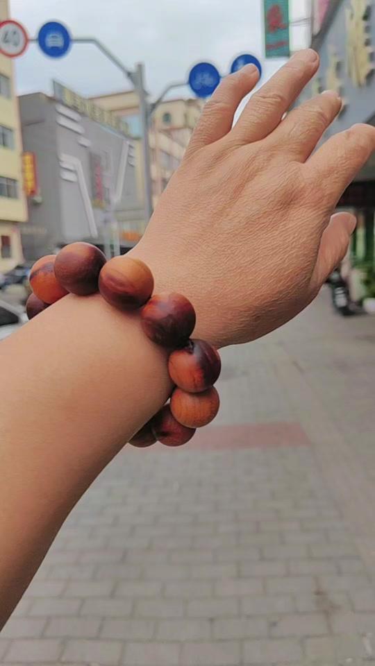 手链赛道文案素材 - 这款非金属木质手链，天然雷击枣木纹理超赞，简约又不失民族风，男士佩戴超有型！🌳男士手链新选择，雷纹质感满满，日常搭配必备！#民族风饰品 #男士手链推荐@DOU+上热门 - 幺妹好物作品