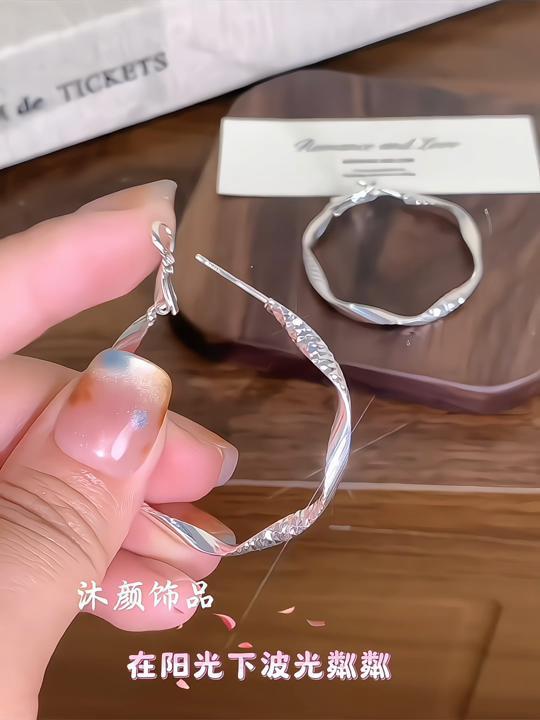 耳饰赛道文案素材 - 银色耳圈4cm 我发现了一个让穿搭变时髦的小秘诀,就是这对大直径4cm的素圈耳环,它真的是我最近出镜率最高的一对耳饰了,不管穿什么衣服搭配它都很好看,像这种简约又百搭的款式,就很适合咱们日常通勤的时候戴,而且它的圈口是那种非常光滑的,所以戴上去完全不会刮头发,也不会觉得不舒服。#耳饰显气质 #精致日常耳饰 #百搭大耳圈 - 郭芳爱尔兰(橱窗)作品