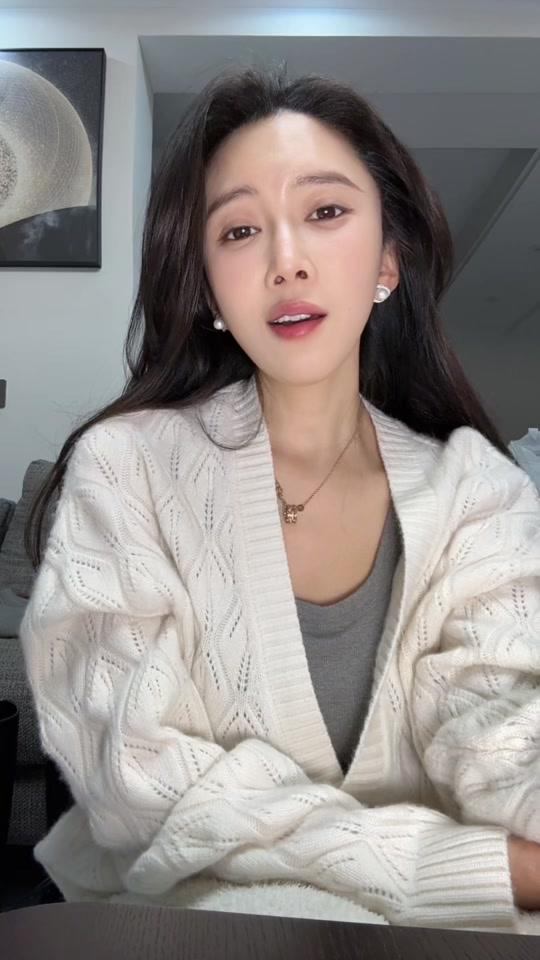 耳饰赛道文案素材 - 法式复古高级感！这对耳环美到犯规✨铜合金 + 合成锆石的神仙搭配，瑞丽同款优雅气质拉满～ 圆润珠形 + 复古设计，自带温柔滤镜，法式浪漫感溢出屏幕。质感沉甸甸不廉价，日常通勤、约会、聚会都百搭，衬得肤色超显白。小巧精致不挑脸型，戴上就是氛围感美女！#法式复古耳环  #高级感耳饰  #显白耳环  #通勤约会首饰  #锆石耳饰 - 女特工【兜姐】作品