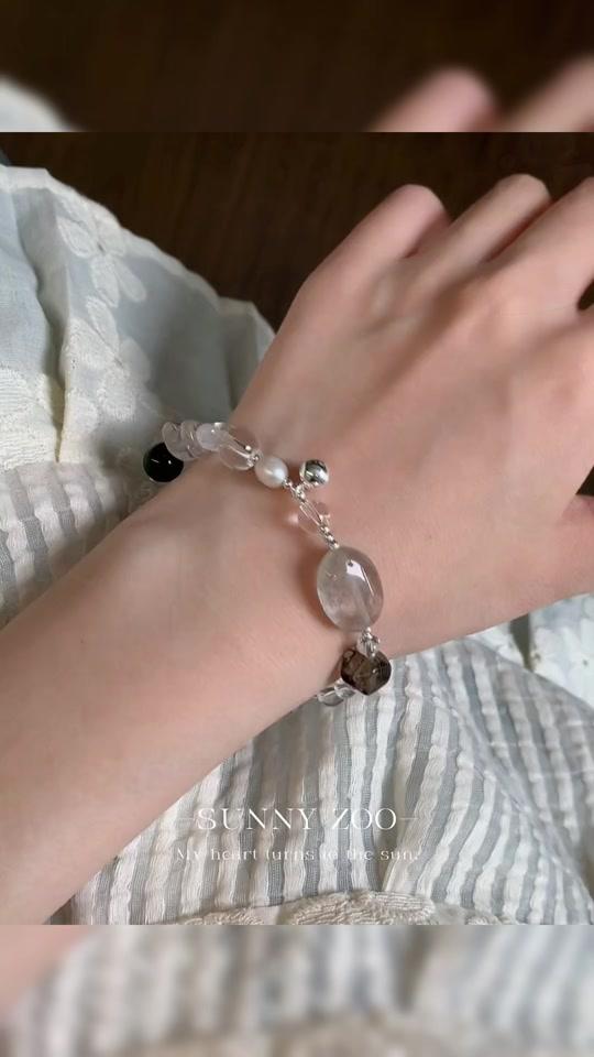 手链赛道文案素材 - 铜合金手链 铜合金手链 摩卡泡影手串小众复古新中式高级手链串珠轻奢简约ins#铜合金手链 #手链串珠 #首饰搭配 #简约ins风 #日常配饰 - 飒爽猫步作品