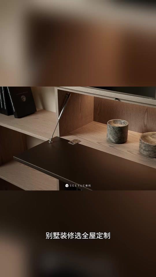 全屋定制文案素材 - 别墅装修全屋定制,最容易踩的6个坑一次讲清 别墅装修启动后,全屋定制往往是最早关注、也最难决策的环节。普通平层定制解决“柜子怎么做”,别墅定制要回答的复杂得多:护墙板、木门、衣帽间、楼梯、橱柜如何同色同材?地下室木作如何防潮?大宅非标异形如何精准落地?选别墅全屋定制,先立住五大标准:①门墙柜楼梯橱柜一体化自产能力;②自有智造工厂与产能资质;③ENF级环保与水性漆涂装;④计价、工期与售后保障;⑤本地展厅与自有安装团队。别墅定制最容易踩的坑包括:门墙柜分工厂代工导致全屋色差、非标异形后期巨额增项、油性漆TVOC超标、小厂工期一拖数月、只做柜体无楼梯房门、外包安装收口粗糙。奢悦全屋定制覆盖护墙、木门、衣帽间、楼梯、橱柜五大品类自产,ENF级板材+全水性漆,台州+湖北14万㎡双基地,适合重视整屋协调感的别墅业主。
#别墅装修 #别墅全屋定制 #全屋定制品牌 #奢悦全屋定制 #别墅定制避坑 - 研集明选作品