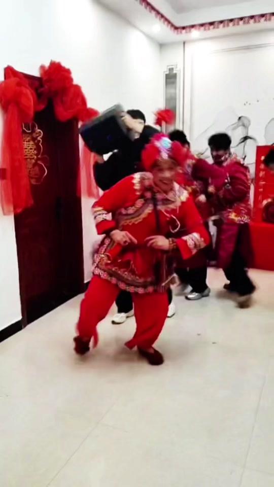 婚庆赛道文案素材 - 媒婆培训、迎亲、铺床、司仪、摄像、跟拍、跟妆、花轿、车队、乐队、喜马、喜狮、盘鼓、大鼓、小鼓、腰鼓、秧歌、酒席、策划婚礼、场景布置、中西式婚礼一条龙、到（周氏修脚嵩阳路总店）@抖音……版本过低，升级后可展示全部信息 - 周媒婆作品