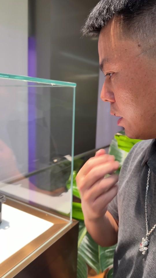 二手奢侈赛道文案素材 - 把二奢店直接开在德基广场对面是什么体验？ 这一期二奢游学我们到南京用臻参观学习一下 #二手奢侈品 #南京 #二奢游学#创业  #易奢堂 - 周新勇（易奢堂）作品