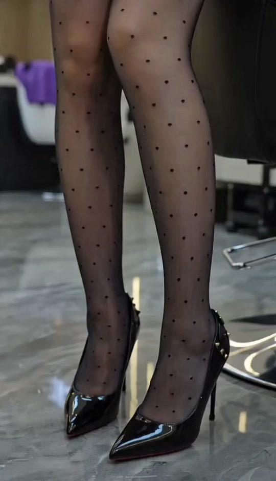 丝袜赛道文案素材 - 夫妻日常理发店#高跟鞋穿搭 #高跟黑色丝袜穿搭 #适合高跟鞋搭配的连衣裙 #高跟鞋挑战 - ℡爷の女人不准动✘作品