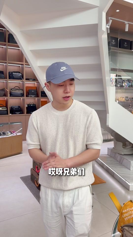二手奢侈赛道文案素材 - 新款nil邮差 帅啊 #嘉兴 #男包 #二手奢侈品 #嘉壹奢品 - 嘉壹小超作品
