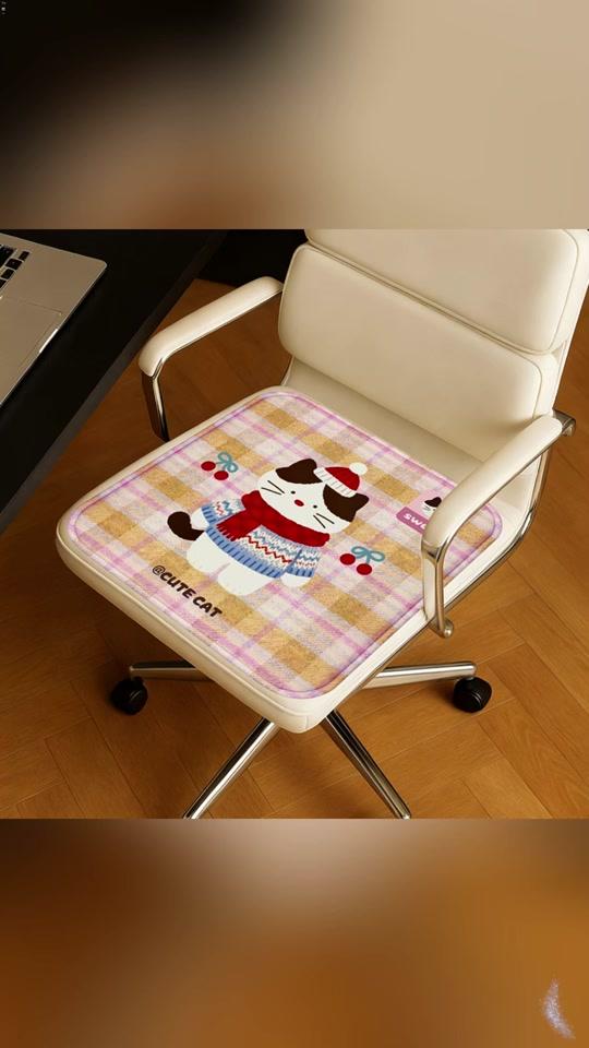 家居赛道文案素材 - 卡通坐垫 萌翻你的小屁屁！ #冬季好物 #家居好物分享 #可爱坐垫 #力力猪 #高颜值家居 - 百盛天地作品