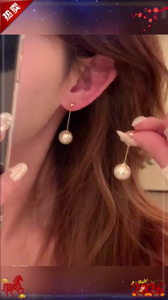 耳饰赛道文案素材 - 新入手的明星同款耳环也太美啦 上耳修饰脸型温柔又韩系,简约设计走得了日常通勤也压得住聚会气场,戴出门约会聚会都超美呢#耳环搭配 #耳饰分享 #早春新款 #饰品控 #配饰的重要性 - 佳好物家居作品