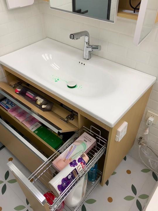 装修赛道文案素材 - 装上这一刻,我和安装师傅都愣住了...... 啊啊啊😭终于成功抄作业!安装师傅都说真绝!不愧是翻抖音抄来的,网购浴室柜成功下。果然没让人失望啊!真的巨牛~跟风买的,被姐妹夸上天了🚗!#跟着抖音学装修#装修日记vlog#装修干货#装修#装修避坑 - 呼呼哈哈作品