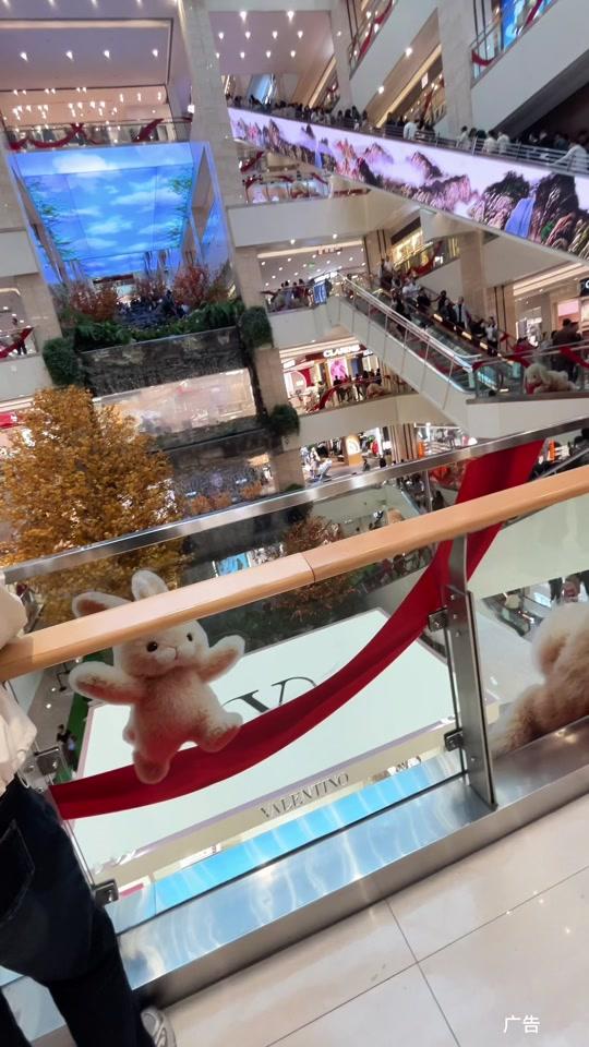 戒指赛道文案素材 - 又到了圣诞节花钱的时候了🥹一枚戒指直接给ta焊在指尖吧#克徕帝素圈戒指 #莫比乌斯环戒指 #圣诞节礼物推荐 - 深情醉长安作品