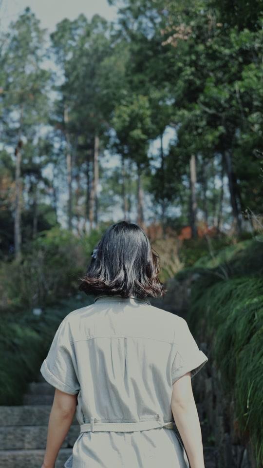 手链赛道文案素材 - 山野松弛感｜浅灰工装连衣裙，把自然穿在身上 逃离城市喧嚣，赴一场林间之约。
 褪去繁杂装饰，用一件自带肌理感的工装连衣裙，接住山野间洒落的日光。浅调灰调柔和不张扬，工装版型藏住身材小遗憾，腰带一系，随性又有轮廓，解锁春日户外氛围感穿搭。
一、单品细节｜温柔工装风，实用与美感并存
这件浅灰水洗工装连衣裙，是适配踏青、散步、短途出游的万能单品：
 经典翻领衬衫门襟
 半开纽扣设计，随性慵懒，通勤出游都不违和，利落翻领修饰颈部线条，简约耐看。
 双口袋工装设计
 胸前立体大贴袋，还原复古工装质感，随手放纸巾、口红，兼顾颜值与实用性。
 附赠编织收腰腰带
 自带米白编织宽腰带，自由调节腰线，一键划分三七分身材，宽松裙身秒变显瘦版型，不系腰带又是慵懒直筒松弛感，两种穿法随心切换。
 
卷边短袖 + 宽松中长裙摆
 短袖做翻折设计，弱化肩宽；过膝中长裙遮胯藏腿，走动自带飘逸感，搭配袜子运动鞋，轻松打造休闲户外感。
 水洗肌理面料
 柔和浅灰做旧水洗质感，触感柔软透气，山林阳光底下自带柔光滤镜，不挑黄皮，低调高级。
 二、场景穿搭｜山林出游专属搭配公式
整套搭配清单
▫️裙装：浅灰水洗工装衬衫连衣裙
 ▫️鞋袜：浅灰堆堆中筒袜 + 浅色系老爹鞋
 ▫️配饰：细款简约金属手链、迷你侧边发夹
穿搭氛围感解读
浅灰裙装融合草木绿、山石棕的自然色调，低饱和配色和山野环境完美相融。
 老爹鞋中和裙装的温柔，增添户外随性；堆堆袜露出一截小腿，弱化沉闷；细手链、小发夹做轻量点缀，不抢穿搭重点，干净清爽。
多场景适配
✅ 山野徒步 / 公园踏青：透气面料久穿不闷，口袋方便收纳小物，走动自在无束缚
 ✅ 周末下午茶 / 城市散步：解开腰带做宽松直筒款，慵懒温柔，日常出片氛围感拉满
 ✅ 短途轻旅行：单一件裙搞定整套穿搭，轻便不占行李箱，随手拍都是胶片感写真
三、拍照思路｜山林出片小技巧
 
取景选择
 茂密绿植、石阶小路、老树树干都是绝佳背景，深浅绿色树叶做天然滤镜，光影层次丰富。
姿势参考
双手插兜，身体轻靠树干，松弛自然不僵硬
 轻扶树叶、抬手轻遮阳光，营造柔和故事
石阶站立侧身回头，拉长身形比例
光影加分
 选择上午 / 下午柔和自然光，树叶缝隙漏下斑驳光影，落在浅灰裙身，自带复古胶片质感。
 结语
不必刻意追赶潮流，舒服自在才是穿搭的本质。
 这件浅灰工装衬衫裙，把山野的安静、日常的松弛揉 - 夕樱-日系女装品牌作品