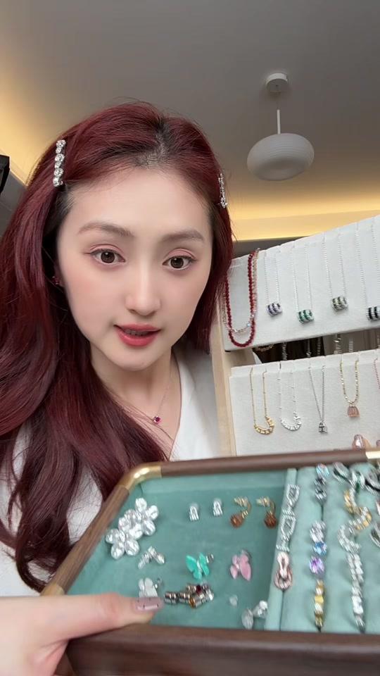 耳饰赛道文案素材 - 看看娱乐圈都在戴的ABYB有什么 真的好漂亮！想都入手  #日常耳饰分享 #高级感耳钉 #耳饰加分的氛围感 #耳饰搭配 #ABYB - 曹艺心作品