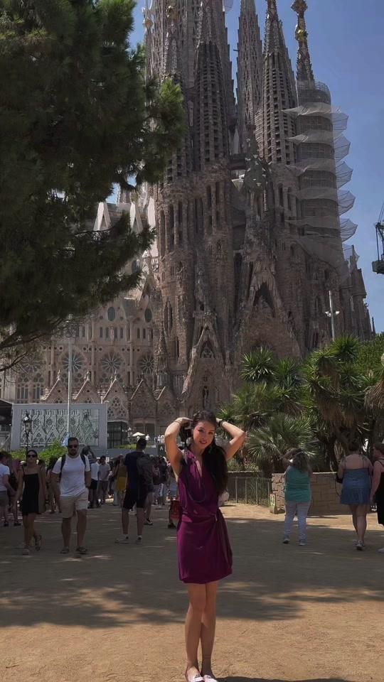 情感咨询赛道文案素材 - 男女之间的情感 
隔着的从来不是简单的误会 差异或成长速度
而是一条无形却深刻的鸿沟 
我们喊着“理解万岁"
用尽所有温柔去靠近
却总在最深的靠近里感到前所未有的孤独 
有些人活着就是这样的
谁都可以 只要有人就好
他们把陪伴当作解决空虚的药
却从不在意药的名字 
他们不想了解你是谁
不关心你的敏感 挣扎 深夜的崩溃
你只是一个功能性的存在
是他生活的临时填充物
是他嘴角说"真诚”时的道具罢了 
曾经有很多人对我说过
“我只希望你开心” 
那一刻我真的愿意去相信
我以为这是柔软的依靠
是贴心的证明
是“我在你身边”的另一种说法 
但后来我才发现
这句看似动人的话
不过是通往我心的密码
用这句话打开了我
再用沉默和敷衍把我关上 
而我
却把那些不清不楚的开始
当作命运的伏笔 
我以为那是故事的开头
结果只是对方无聊时的开场白 
他没有想好怎么对我
也没打算负责地离开我
他只是在“有空”的时候靠近
在“没兴趣”的时候抽身 
于是 这段关系
像一场没演完的戏
台词乱七八糟
情绪真真假假
观众散场
只剩我一个人还坐在那里
不明白结尾是什么 
后来我常常想
那些没有逻辑的回忆
到底是不是我一个演的梦 
不清不楚的开始
注定了不明不白的结束
你不能要求一个本就没想认真爱你的人
给你一个交代 
一个连出场都不带诚意的人
又凭什么让他负责谢幕 
没有交代 没有崩溃
只留下你一个人
把每一条聊天记录翻得像福尔摩斯
却连"到底算不算喜欢过"都找不到答案 
我想好好爱我自己
至少这份爱不会是临时的
不会是“谁都可以”的替代 - 草莓貝拉醬作品