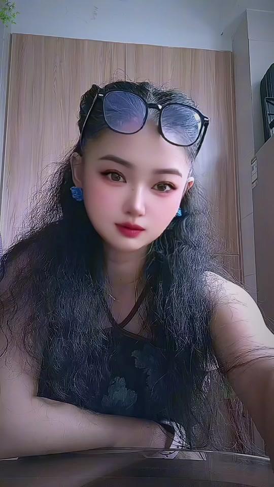 耳饰赛道文案素材 - 四季都能戴的蓝色花朵耳钉，我第一眼见到就觉得也太美了吧！
💙上耳效果好惊喜
戴上特别清新还显白，整个人一下子就透出温柔感。它颜色很特别，是浓郁的克莱因蓝，衬得耳钉本身更加小巧精致。
日常随便搭配都很合适，要是你想找一副能悄悄提升气质的耳饰，选它准没错。#你的风格你定义 #耳饰 #上热门🔥 - 洪尔群作品