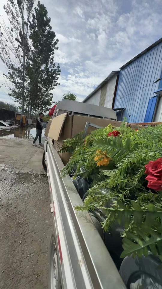 婚庆赛道文案素材 - 这场婚礼全程由我们两人包办。搭布景、控流程、做主持、拍摄记录，所有环节都由我们亲手完成。不雇佣其他工作人员，所以定价很低，用真诚的方式记录你的婚礼。#农村婚礼 #农村婚礼策划布置 - 潮嫂作品