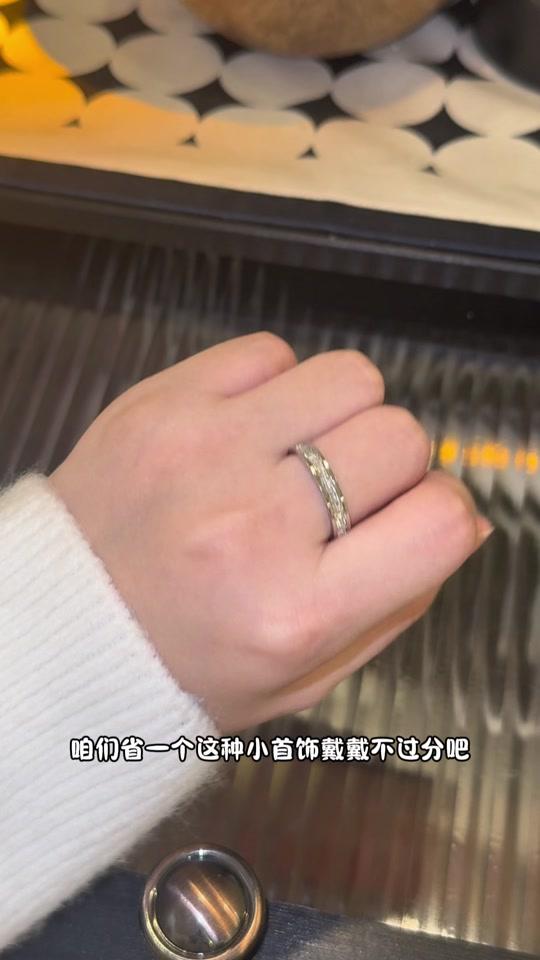 戒指赛道文案素材 - 好爱这个碎闪戒指#戒指分享 #戒指推荐 #首饰分享 #素圈戒指的意义 - 奶油橙子作品