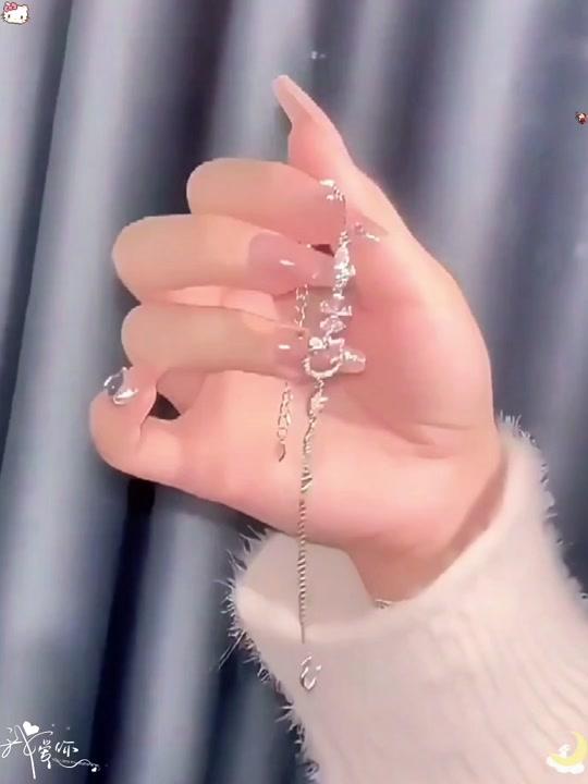 手链赛道文案素材 - #创作灵感听说每个女生手上都有这条足银手链，因为它寓意着一生要强的女子，即使跌倒了也要优雅的爬起来。它的细节处理的非常好，戴上后显得特别温柔又有气质，非常适合日常搭配。 - 甜礼小饰喜作品