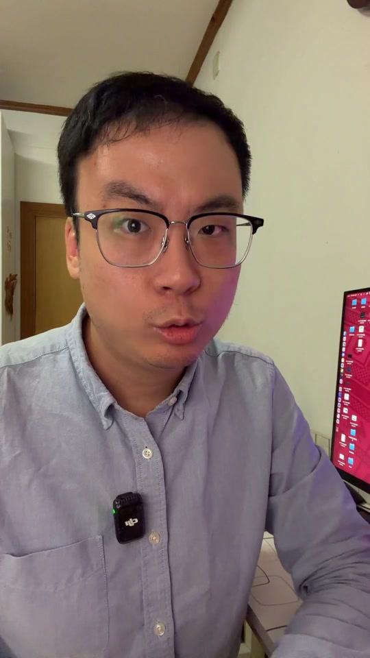 Claude领先靠的不是算力，而是品味 写代码、剪视频，我现在九成的活都交给 Claude Opus 5.5。它领先的从来不是训练数据和算力，而是想法和品味。视频里讲了一个城市游戏的例子：Claude 先把玩法拆成独立的模块再动手，GPT 一上来就把代码绑在一起。品味更明显：别的模型想的是帮你把任务做完，Claude 琢磨的是怎么让你做得更好、更舒服。这份品味是 Anthropic 专门请哲学博士 Amanda Askell 一点一点“养”出来的：她主笔了 Claude 的性格文档，教它不谄媚讨好用户、但尽力帮忙，犯了错要承认、但不必过度自责。你用 Claude 的时候，感觉到它的不一样了吗？ #AI  #Claude  #Anthropic  #Opus  #Opus5_5