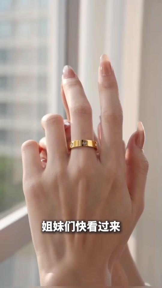 戒指赛道文案素材 - #✨这素圈戒指也太绝了吧！戴上手瞬间显贵气～叠戴单戴都好看💍 日常百搭不挑人！镀K金情侣款戒指推荐。 - 亮亮美管作品