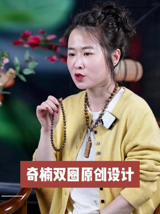 手链赛道文案素材 - 戴上就不想摘！腕间一抹沉香韵，双圈手串氛围感拉满！ 谁能拒绝一串把东方美学焊在腕间的沉香多圈手串啊！
精选天然老料沉香打底，每一颗都带着饱满清晰的油线，上手就是清润绵长的甜香，是山林里沉淀了数年的温柔气息。
搭配老蜜蜡桶珠，暖润的橘调像把时光揉进了腕间，越戴越有韵味；点睛的翡翠圆珠，清透冰润，一抹翠色瞬间提亮整串，中和了沉香的沉郁，多了几分灵动雅致。
还有S925银跑环，滑动时的细碎声响，是盘玩时最治愈的声音，每一次转动，都像是在和岁月对话。
从沉香的清、蜜蜡的暖，到翡翠的润、银环的亮，把中式文玩的层次感、氛围感拉满，不管是日常通勤戴，还是静心盘玩，都能让你在举手投足间，自带东方雅韵，把生活的烟火气，都酿成了腕间的清欢。#沉香 #新中式 #文玩 #手串 #手链 - 妮子说串作品