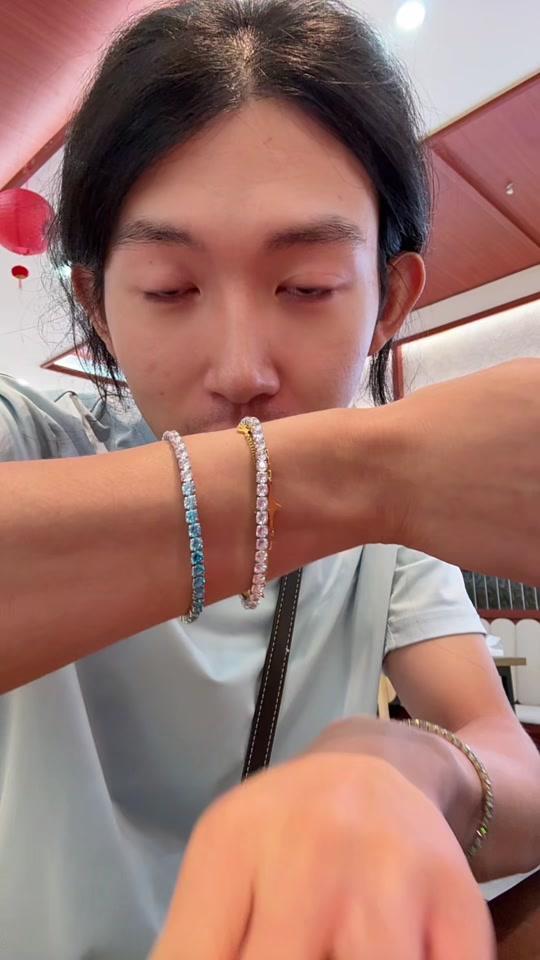 手链赛道文案素材 - 爆闪火彩网球手链,一点都不担心掉色 用来搭配真的太划算了!!#日常首饰分享 #手链控 #爆闪系列 #手链种草 #男女同款 - 叫我子涵(自测安利版)作品