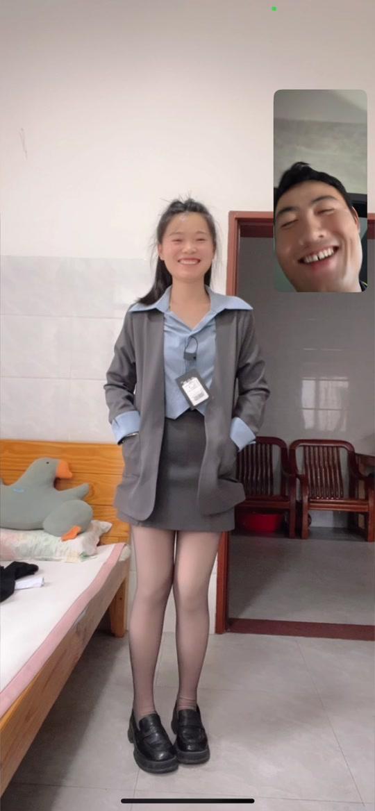 丝袜赛道文案素材 - 我们是从校服到婚纱，相识的十一个年头，是对我一见钟情的男人，见一面就问闺蜜要了我联系方式，就这样缘分让我们走到了一起，几天不见就会害羞，他也特别黏我  更离不开我，我前两天搭配的丝袜她说不好看，给我买了黑丝袜搭配，说这样穿好看多了，夸得我都不好意思了，咋感觉这男人比我还会欣赏#视频聊天 #夫妻#日常 - 贵州💁‍♀️小敏作品