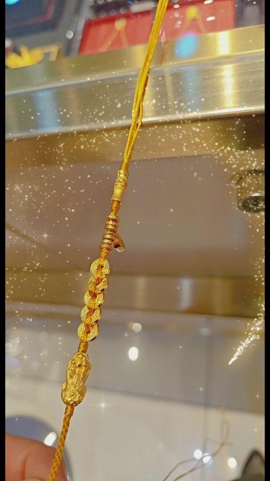 手链赛道文案素材 - 藏在手腕的招财好物✨古法黄金五帝钱手绳
新中式招财黄金手绳真的很难不爱🪙
足金五帝钱串联，搭配貔貅吞金纳福
小小平安吊牌加持，财运福气全都锁在手上
红棕编织绳可调节，粗细手腕都适配
哑光古法金质感温润，低调不浮夸
日常上班、出门穿搭随手一戴都显贵气
寓意五帝驱邪、貔貅守财，求财女孩闭眼冲
自留转运，送闺蜜送妈妈都是超合适的心意小金饰#貔貅 #五帝钱 #手工 #手工编绳 #手链 - 唐 糖作品