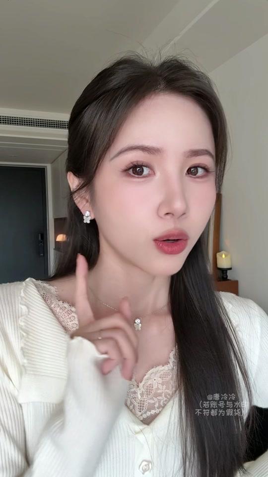 耳饰赛道文案素材 - 非常百搭又很能提升精致感的耳钉，太适合日常通勤戴啦！质感真的超好，超级闪#耳饰分享 #耳饰搭配 #耳钉 #首饰 #小众高级感 - 唐冷冷作品