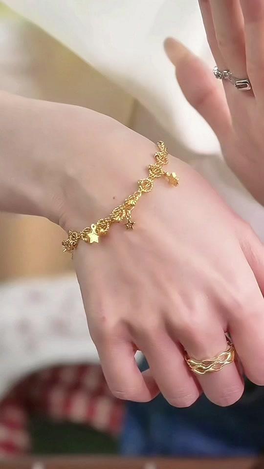 手链赛道文案素材 - 金链轻绕腕间，星与环交织温柔光晕✨   日常小确幸，从一饰开始💫   #碎冰冰手链#手链#手饰品 #手饰搭配 - 青柠@作品