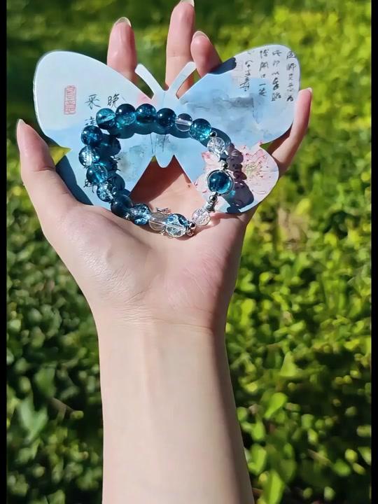 手链赛道文案素材 - 挖到一款超合心意的小众设计手链!
合金+玻璃的搭配,像是把银河里的星星悬在手腕上~
戴上很显白,ins风拉满,日常戴也不会撞款~
#潮流饰品 #饰品 #手链 - 擂椒皮蛋_佳作品