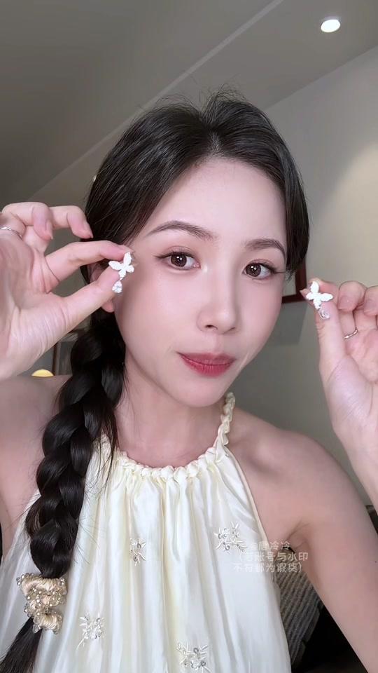 耳饰赛道文案素材 - 日常百搭又不单调的款式，度假出游戴它也超有氛围感，水滴设计又仙气又灵动#耳饰分享 #耳钉分享 #耳饰搭配 #耳钉 #萱子饰品 - 唐冷冷作品