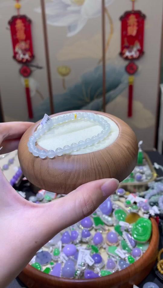 手链赛道文案素材 - 卡6mm高冰白冰翡翠手串也太显气质了吧！ 这支高冰白冰圆珠手串，通透感拉满，戴手上轻奢感直接拿捏，日常搭配超提气质～#珠宝首饰 #手链 #翡翠 #手串 #夏季万能穿搭单品 - 慧选珠宝作品