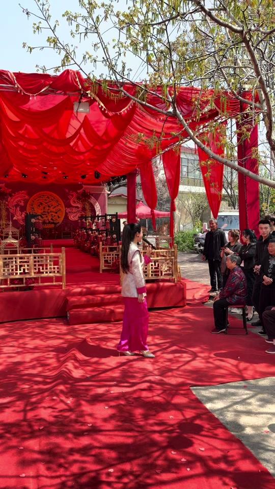 婚庆赛道文案素材 - 喜公公喜婆婆发点喜糖，沾沾喜气，祝大家往后的日子甜甜蜜蜜！#婚礼现场 #记录婚礼的热闹场景 #农村婚礼现场 #郑州617婚礼企划 #婚礼庆典策划 - 郑州617婚礼企划作品