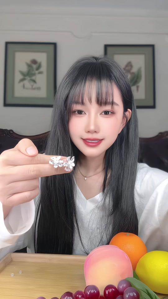 耳饰赛道文案素材 - 超温柔的花朵耳饰 #创作灵感 银色花朵耳钉，立体花瓣设计超有质感，简约又温柔，日常通勤戴，低调精致不挑穿搭，闭眼入不踩雷！#耳饰#饰品搭配 #耳饰小众高级  #温柔风耳饰 - 梓嫣的朋友圈作品