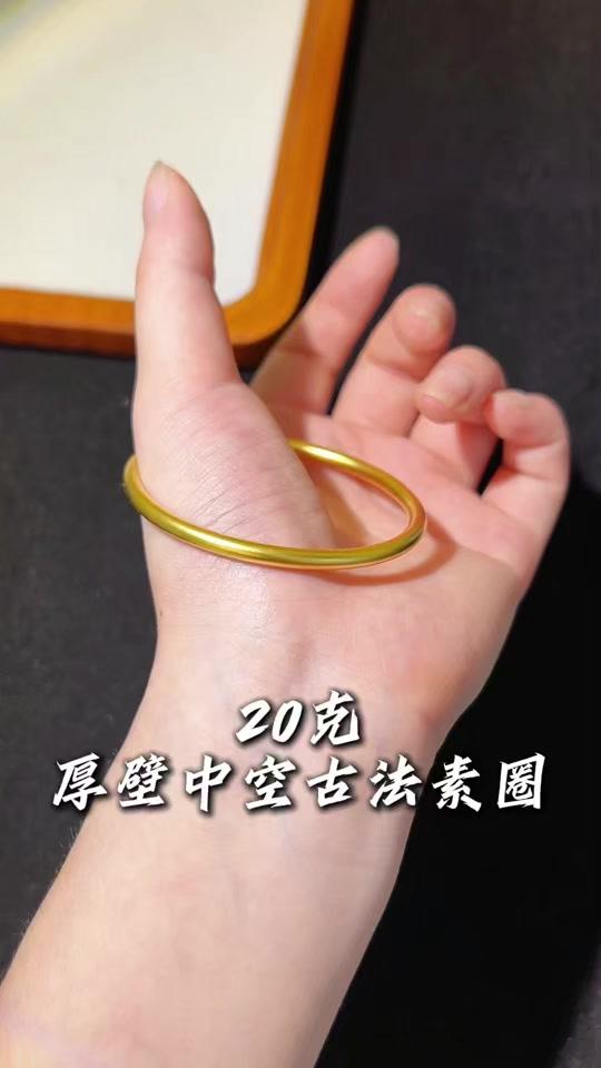 戒指赛道文案素材 - 20克古法素圈，藏着我们家两代人的爱 婆婆总说，金器要传心意。她看到儿媳手上只有个素圈戒指，没戴金镯，就去现场打了个20克的古法素圈。老人家话不多，就说祝他们小家庭和和美美——这镯子轻，但沉甸甸的全是婆媳俩互相惦记的心意呀～#婆媳相处 #古法手镯加工 #音圆珠宝 #武汉打金 #武汉打金店推荐 - 武汉市洪山区音圆珠宝行作品