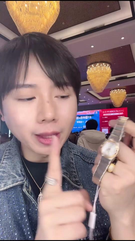 二手奢侈赛道文案素材 - 这个年代，买带金的曼哈顿星座不会错 #曼哈顿星座 #二手欧米茄 #九月女表 #二手奢侈品 - 斑鸠九月（2026巡回表展）作品