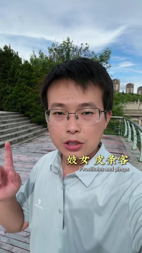个人成长赛道文案素材 - 剥开光鲜亮丽的外衣,世上职业就这5种,无关乎道德,只是生存策略的隐喻。
#个人成长 #思维认知 #社会百态 #生存法则 #认知觉醒 - 星梦依旧作品