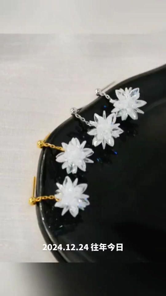 耳饰赛道文案素材 - 超仙的雪花耳饰，精致到让人心动！❄️无论是搭配日常装还是礼服，都能轻松提升气质。视频同款，快来get吧！#女士首饰耳坠 #冰花耳饰#耳钉耳线流苏 #项链 #冰花耳饰 - 青柠@作品